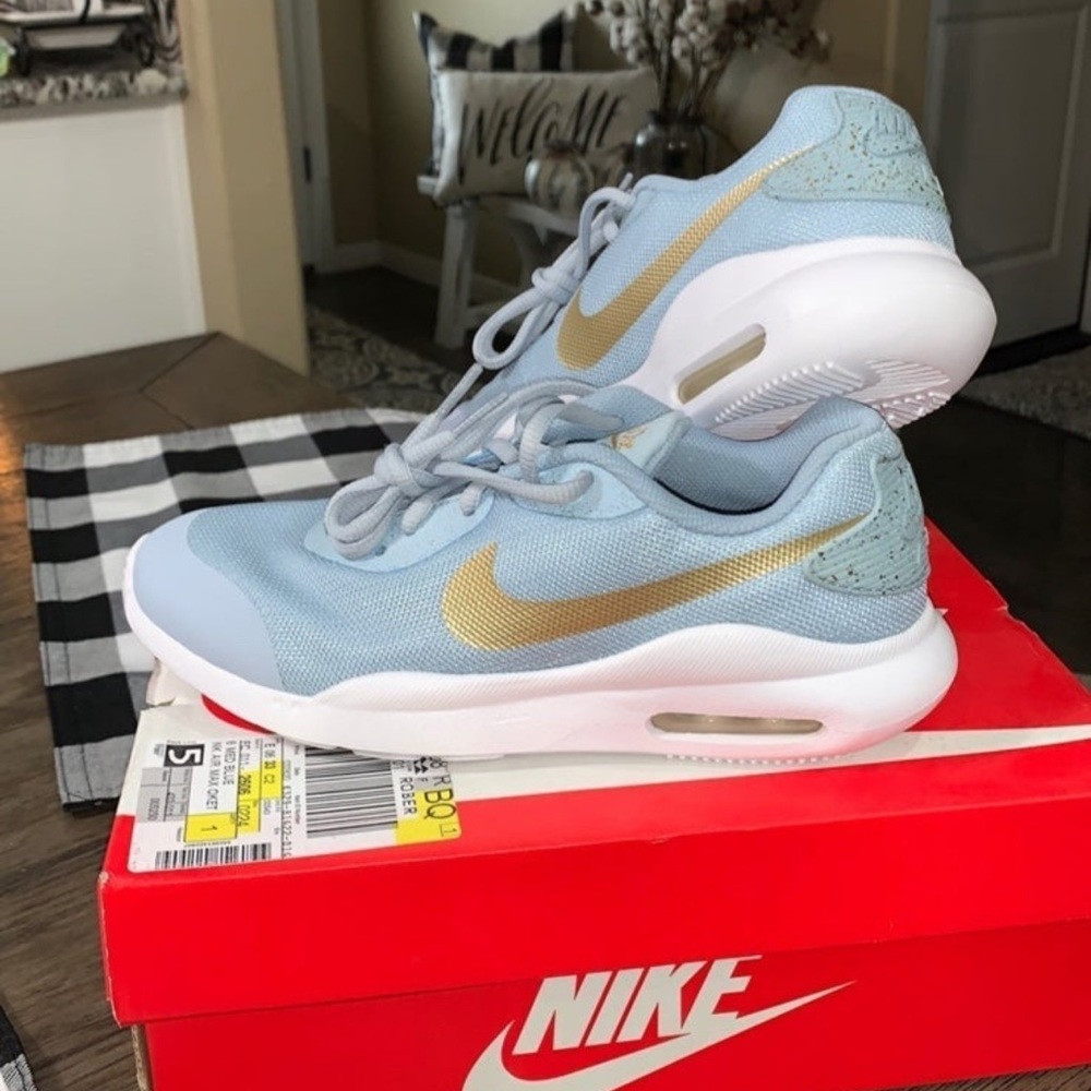 Brand New Nike Air Max Oketo V Day